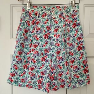Gorgeous vintage high waisted floral denim jean shorts! Garden party for sure!